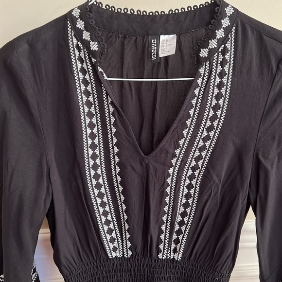 Embroidered black H&M dress - Picture 2 of 6